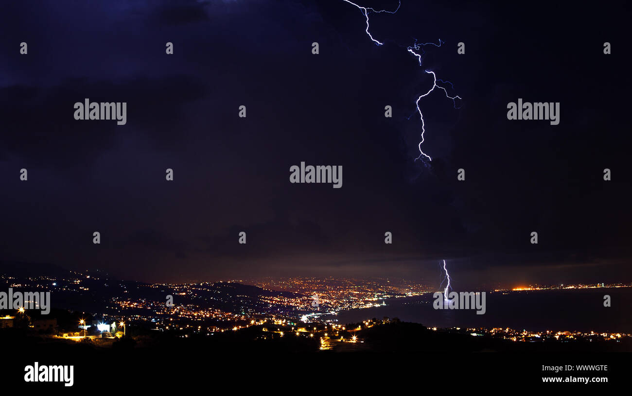 I fulmini e tuoni di tempesta in cielo notturno Foto Stock