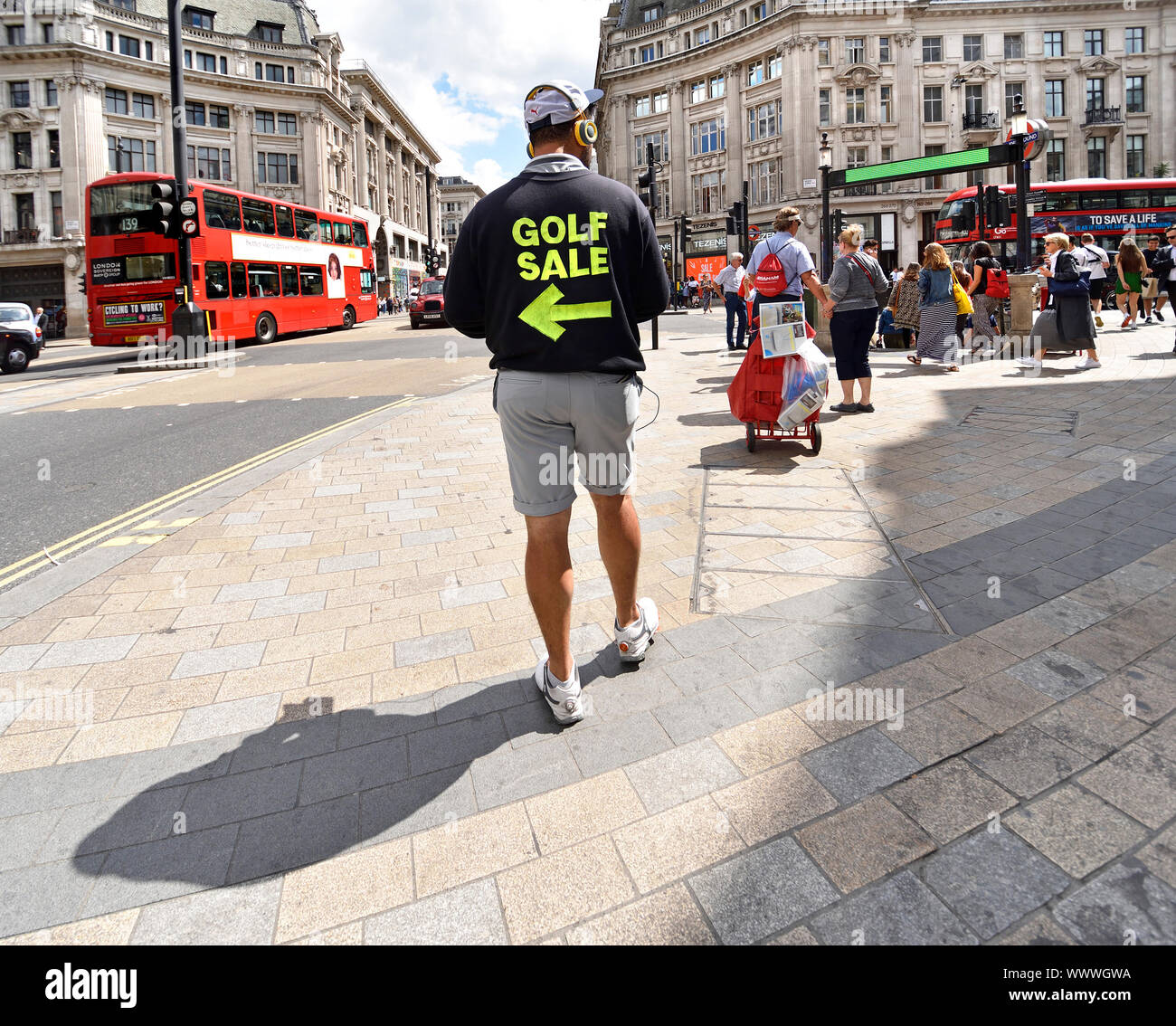 Londra, Inghilterra, Regno Unito. Uomo in Oxford Circus pubblicizzazione di un campo da golf per la vendita Foto Stock