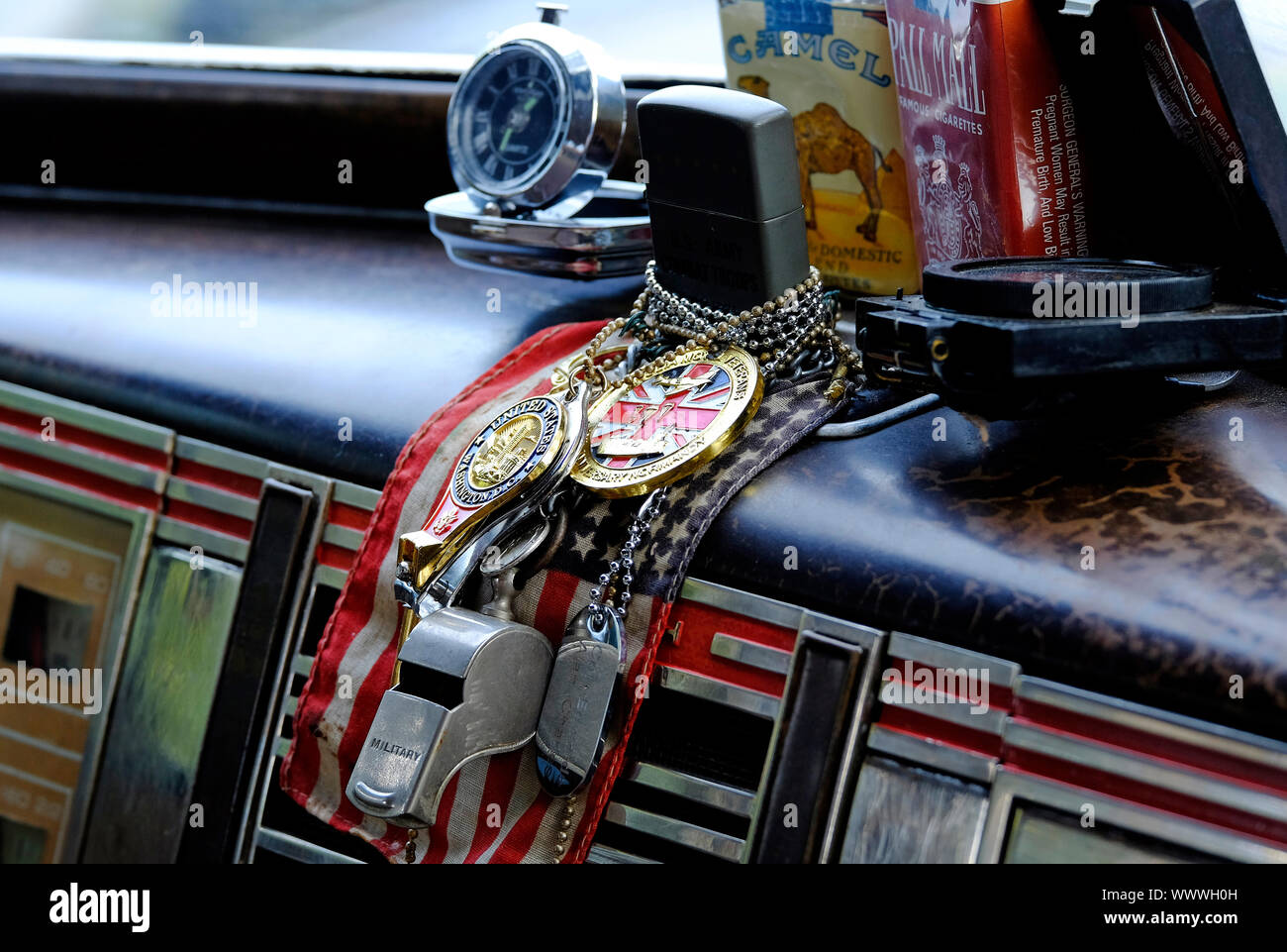 Articoli militari sul cruscotto del vintage stile americano auto Foto Stock