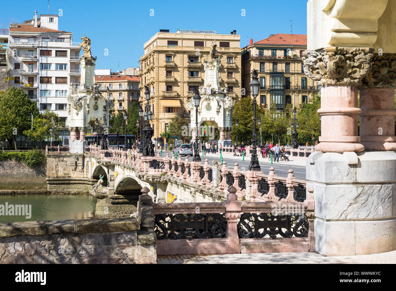 Riverbank e Maria Cristina ponte nella città basca di San Sebastian Foto Stock