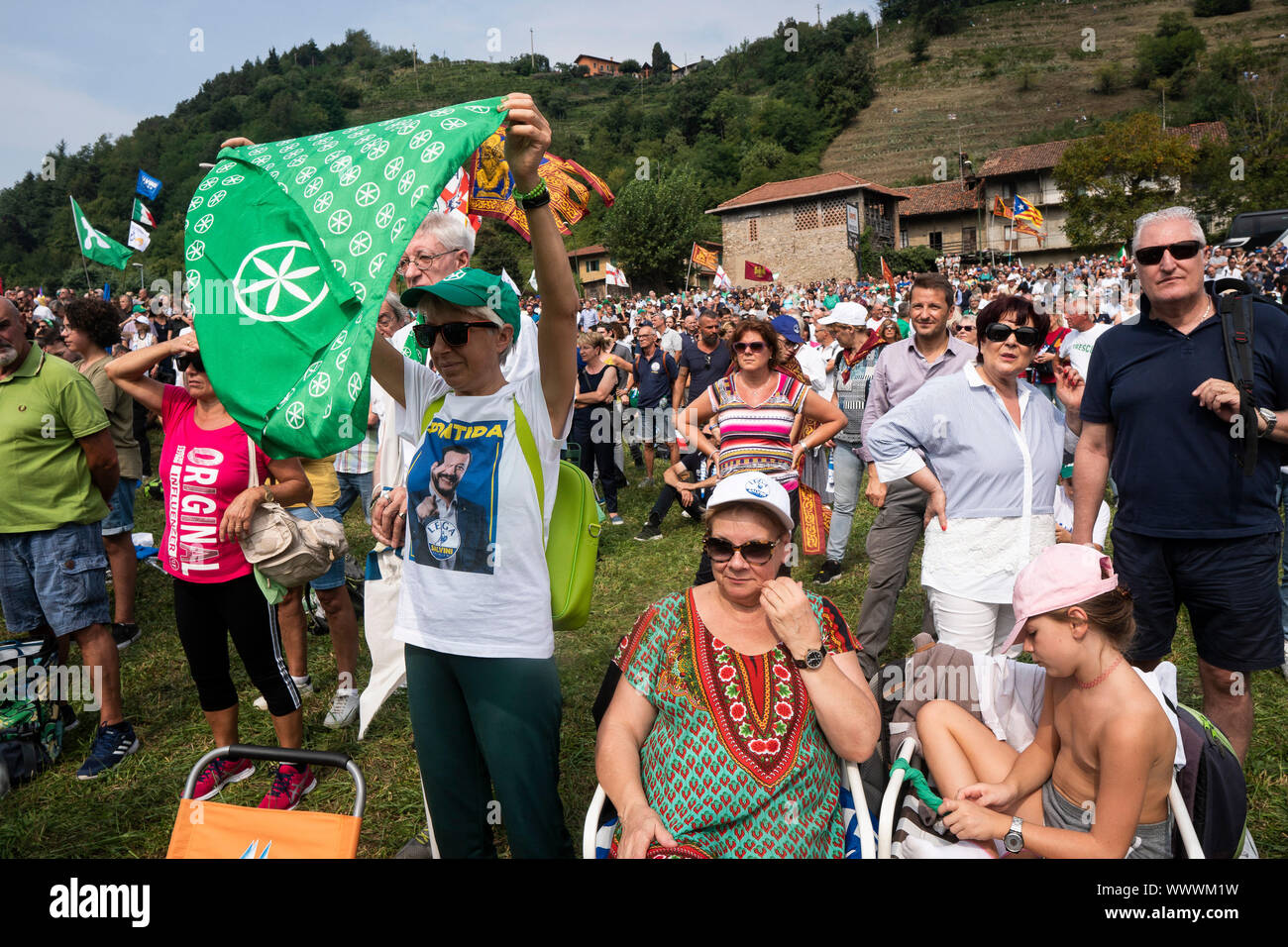 Pontida, Italia. Xv Sep, 2019. Una donna può contenere un flag durante l'evento.La riunione annuale del populista del partito italiano. La lega in seguito al governo italiano la crisi e la perdita del ruolo del Campionato del leader, Matteo Salvini come ministero degli Interni, la riunione ha una particolare risonanza come anti-posizioni di governo sorge tra i sostenitori del partito. Credito: SOPA Immagini limitata/Alamy Live News Foto Stock