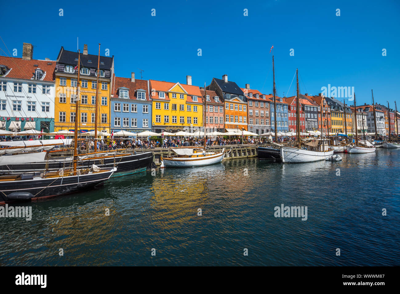 Il quartiere di Nyhavn è uno dei più famosi luoghi di interesse di Copenhagen, Danimarca Foto Stock