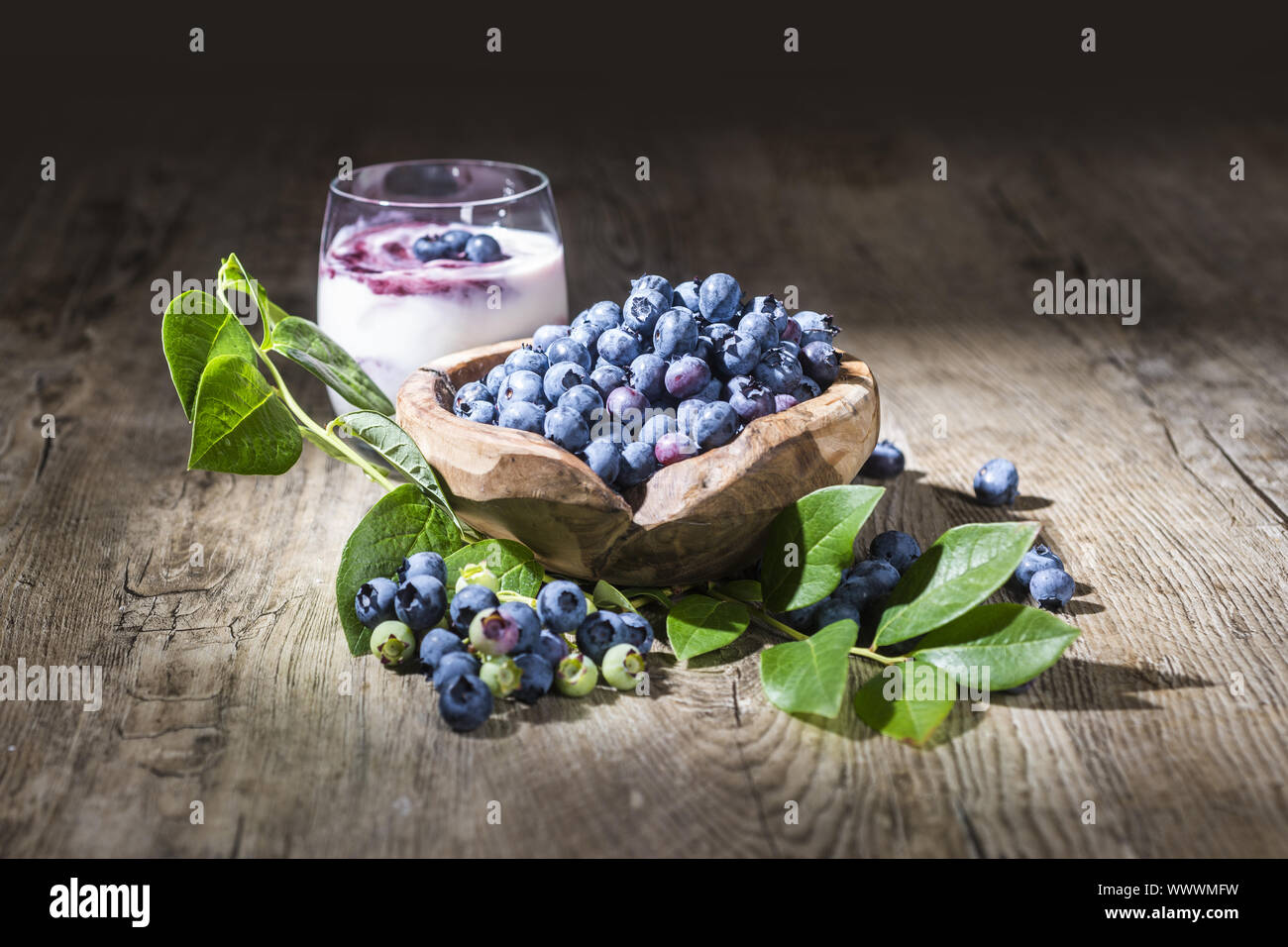 Mirtillo cagliata di formaggio in un bicchiere con mirtilli freschi Foto Stock