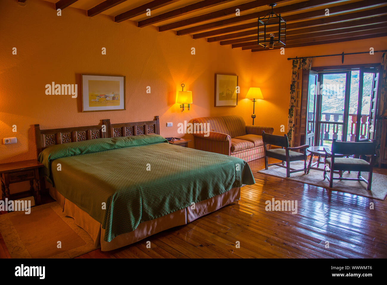 Camera da letto. Fuentes Carrionas parador, Cervera de Pisuerga, provincia di Palencia, Castilla Leon, Spagna. Foto Stock