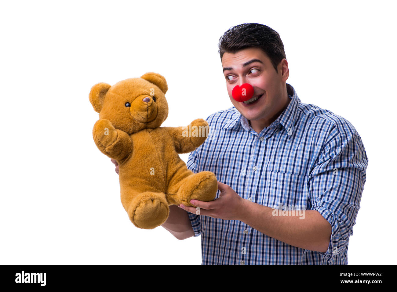 Funny clown uomo con un orsacchiotto morbidissimo toy isolato su bianco bac Foto Stock