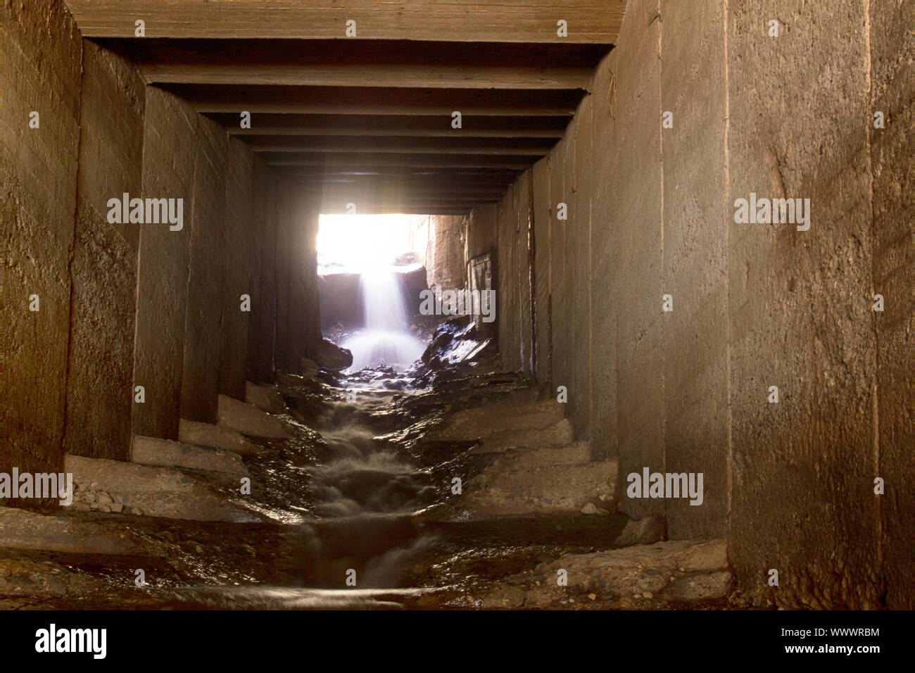 Bunker con una cascata Foto Stock