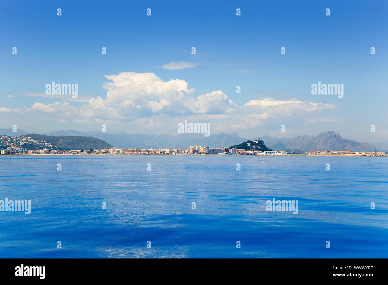 Alicante Denia vista dalla calma blu mare Mediterraneo in Spagna Foto Stock