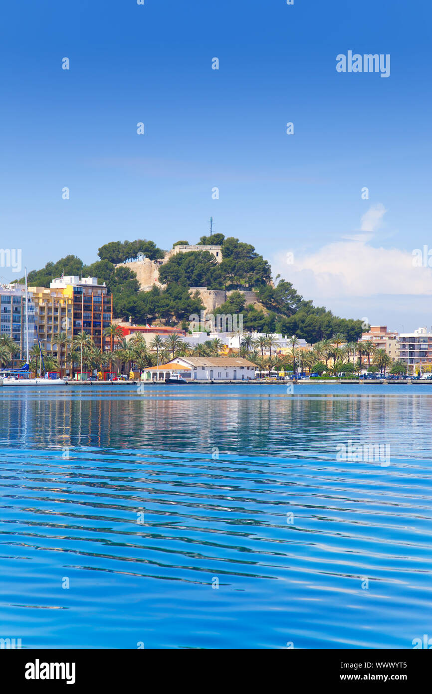 Alicante Denia vista dalla calma blu mare Mediterraneo in Spagna Foto Stock