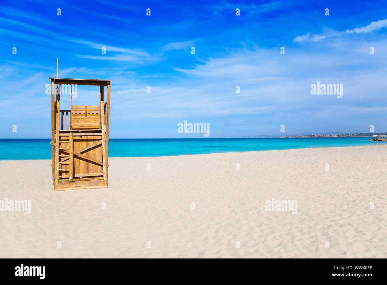 Formentera Llevant beach lifeguard house di sabbia bianca e turchese acqua idilliaco Foto Stock