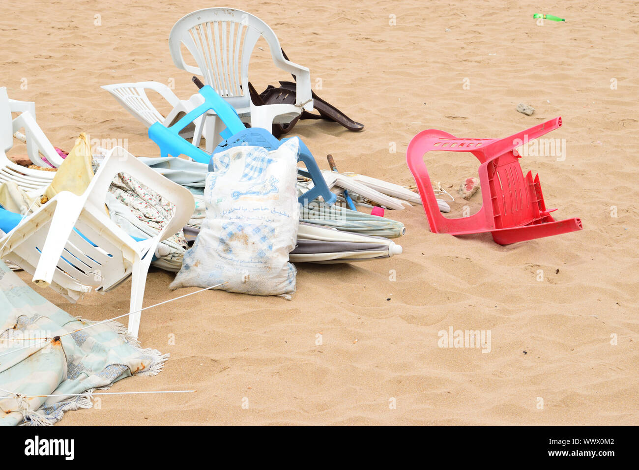 Inquinamento di plastica IN SPIAGGIA Foto Stock