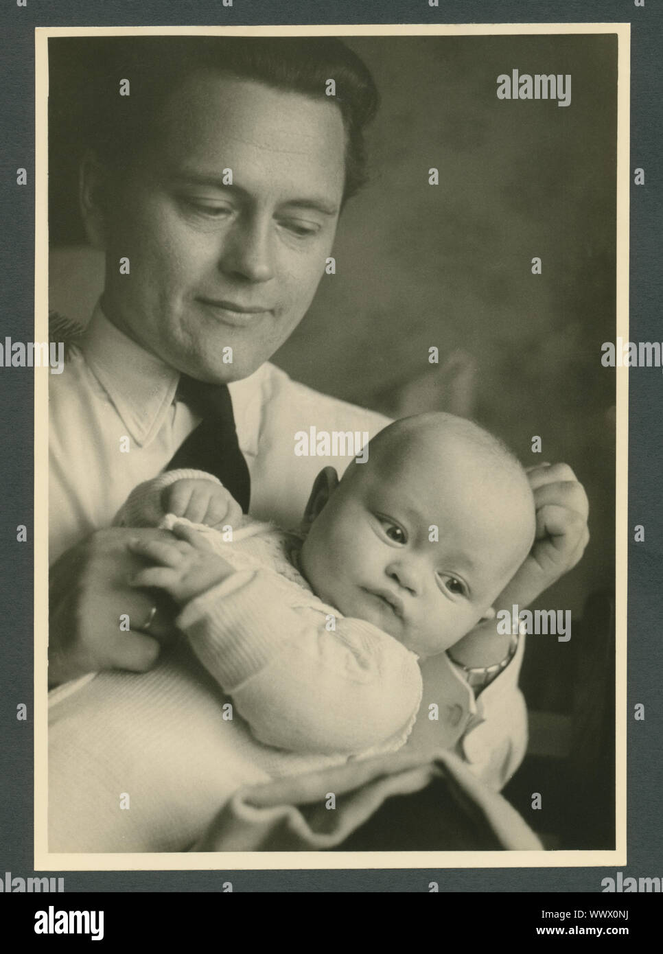 Europa, Deutschland, Amburgo, stolzer Vater mit seinem Baby , 1950er Jahre . / Europa, Germania, Amburgo, orgogliosa di padre con il suo bambino, 1950th . Foto Stock