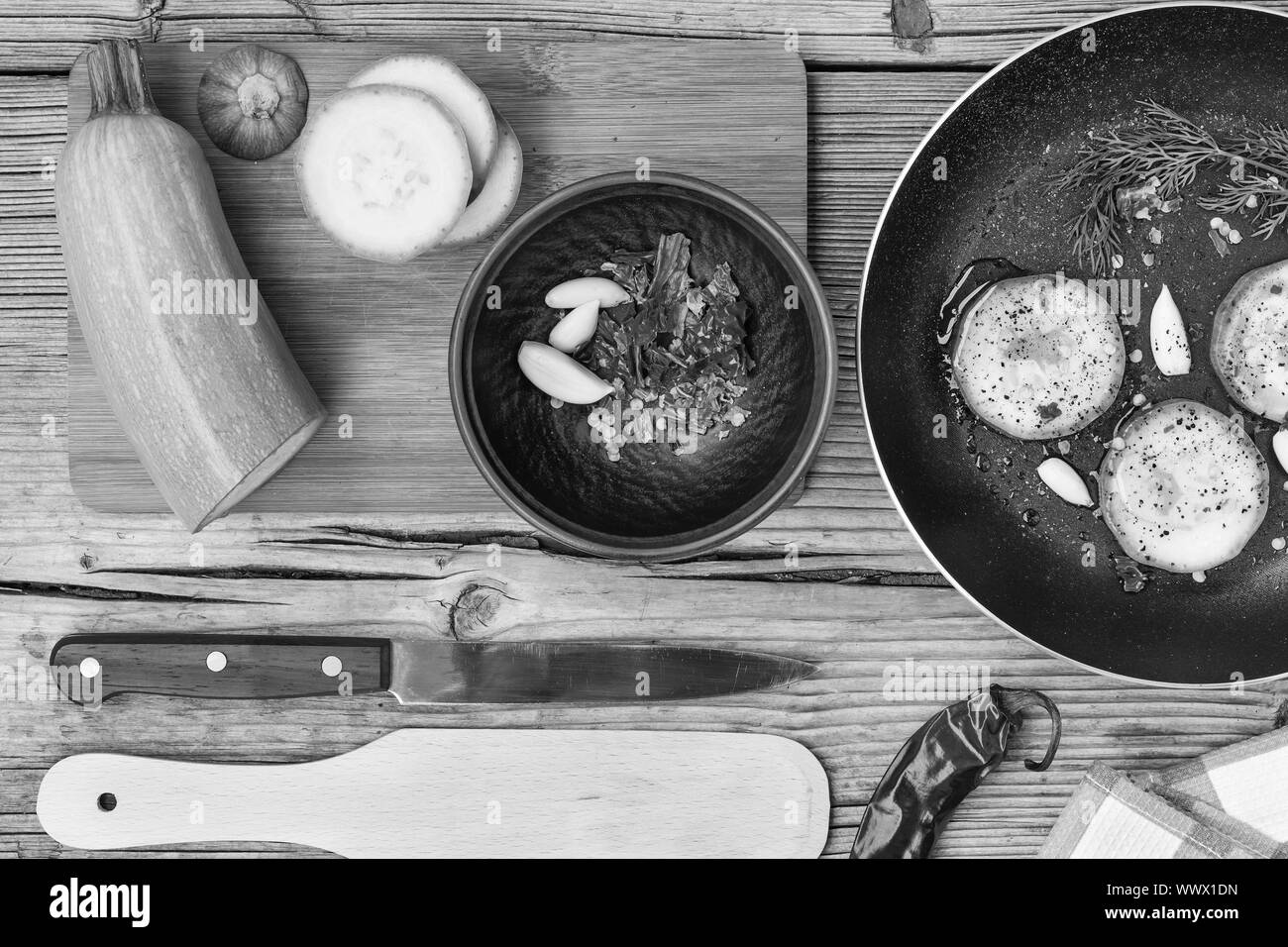 Mangiare sano, cibo vegetariano. Zucchine grezzo preparato per friggere in una padella con spezie, garli Foto Stock