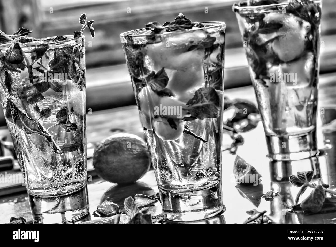 Foto in bianco e nero. in casa cocktail mojito, alcolico o cocktail analcolico, primo piano Foto Stock