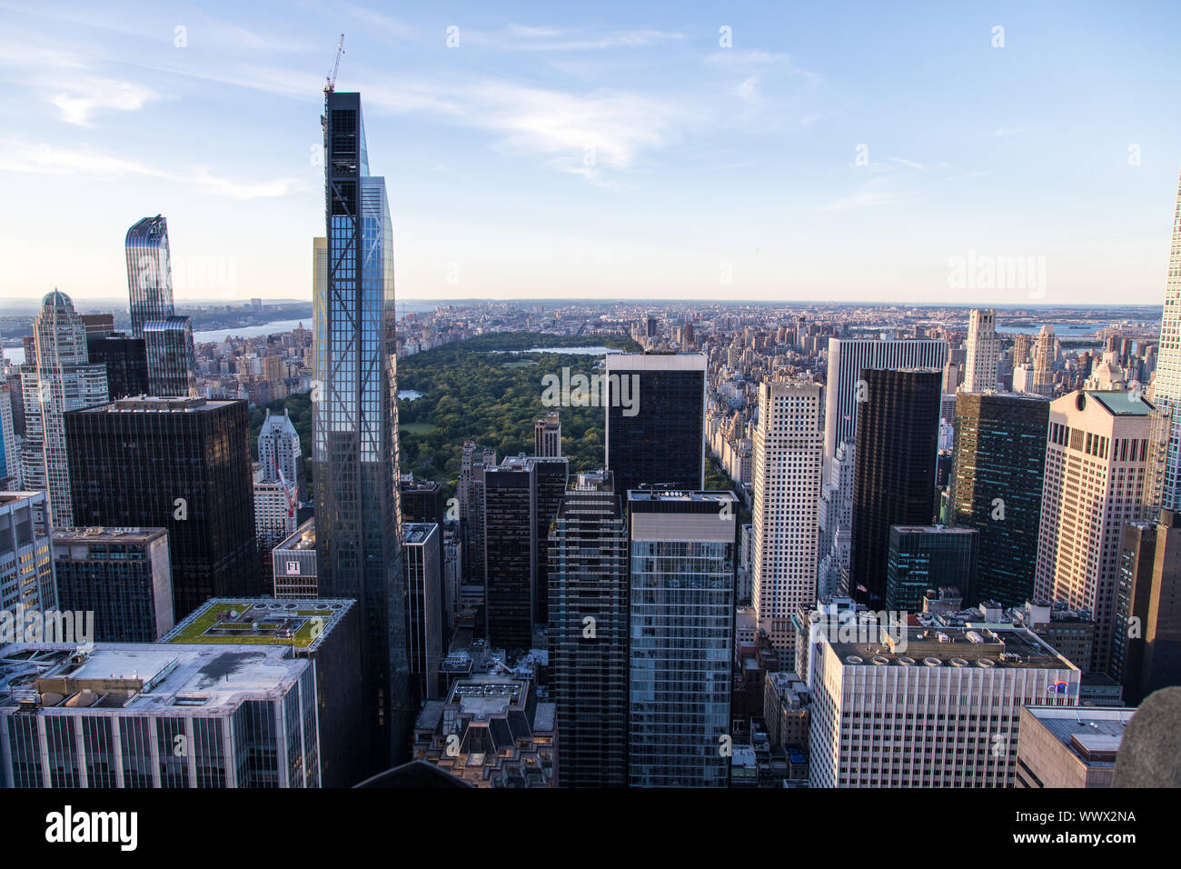 New York, Stati Uniti d'America - 11 Giugno 2019: skyline di New York e Central Park visto dalla parte superiore della roccia, Foto Stock