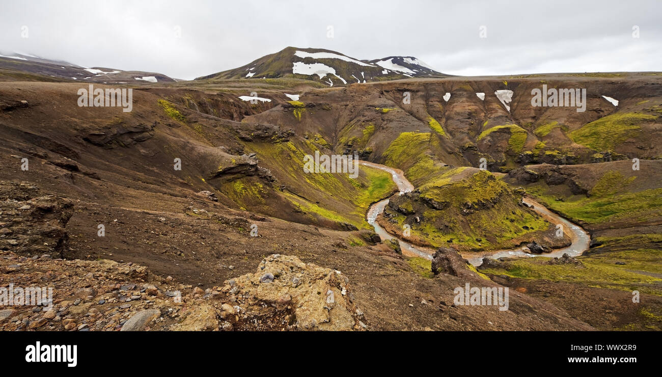Ansa del fiume in zone montuose tetro paesaggio, Kerlingarfjoell, Islanda, Europa Foto Stock