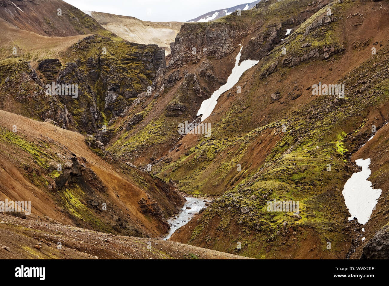 Canyon del fiume e campi di neve nel paesaggio montuoso, Kerlingarfjoell, Islanda, Europa Foto Stock