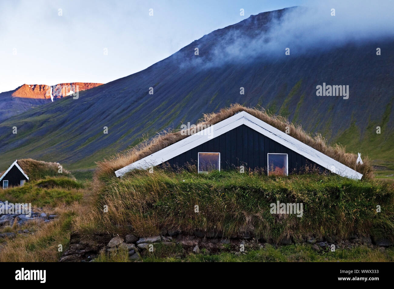 Capanna in legno con tetto del fondo erboso nella luce della sera, Reykjadiskur, Skagafjoerdur, Islanda, Europa Foto Stock