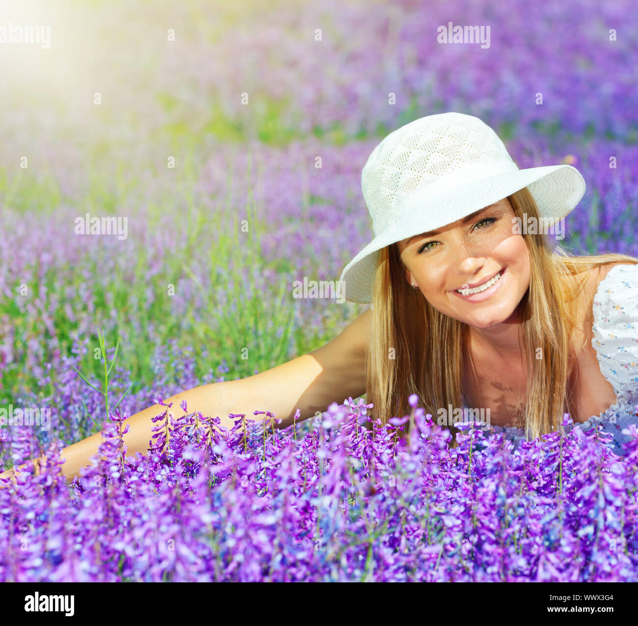 Bella femmina felici sdraiati sul campo di lavanda Foto Stock