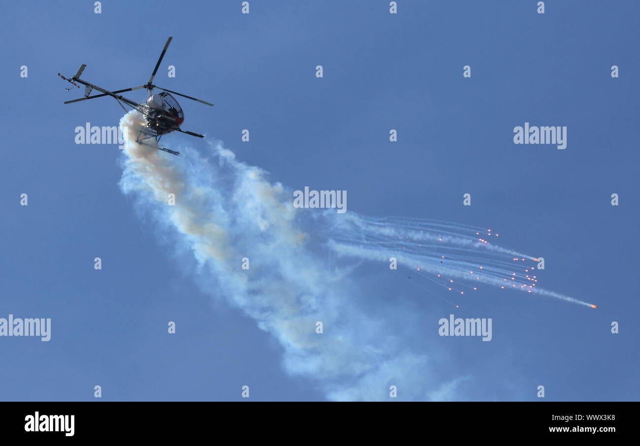 Hechtel, Belgio. Xv Sep, 2019. Un elicottero dell'O'Brien's Flying Circus dal Regno Unito esegue presso l'International Sanicole Airshow in Hechtel, Belgio, Sett. 15, 2019. Credito: Wang Xiaojun/Xinhua/Alamy Live News Foto Stock
