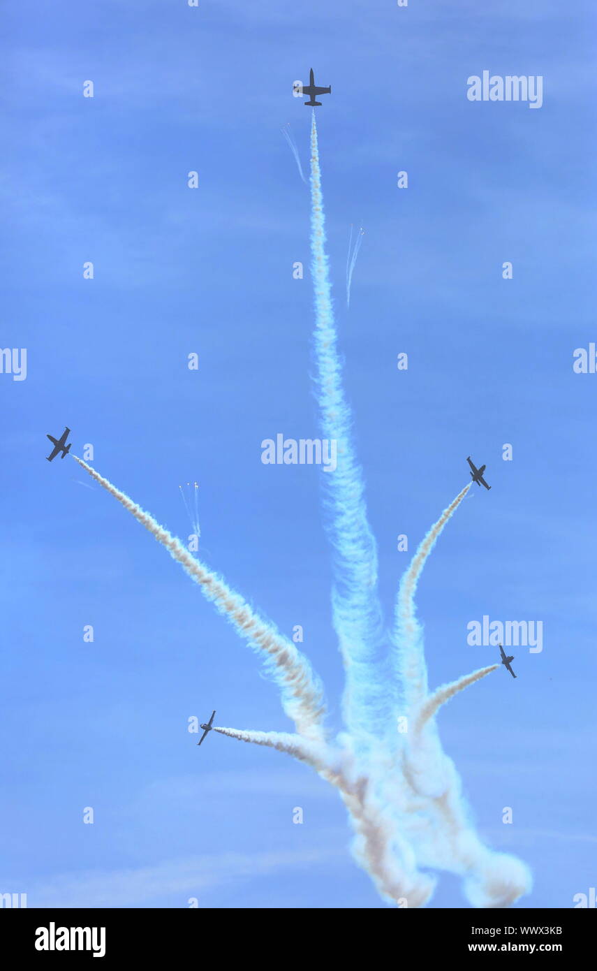 Hechtel, Belgio. Xv Sep, 2019. Un team di acrobazia aerea dalla Francia esegue presso l'International Sanicole Airshow in Hechtel, Belgio, Sett. 15, 2019. Credito: Wang Xiaojun/Xinhua/Alamy Live News Foto Stock