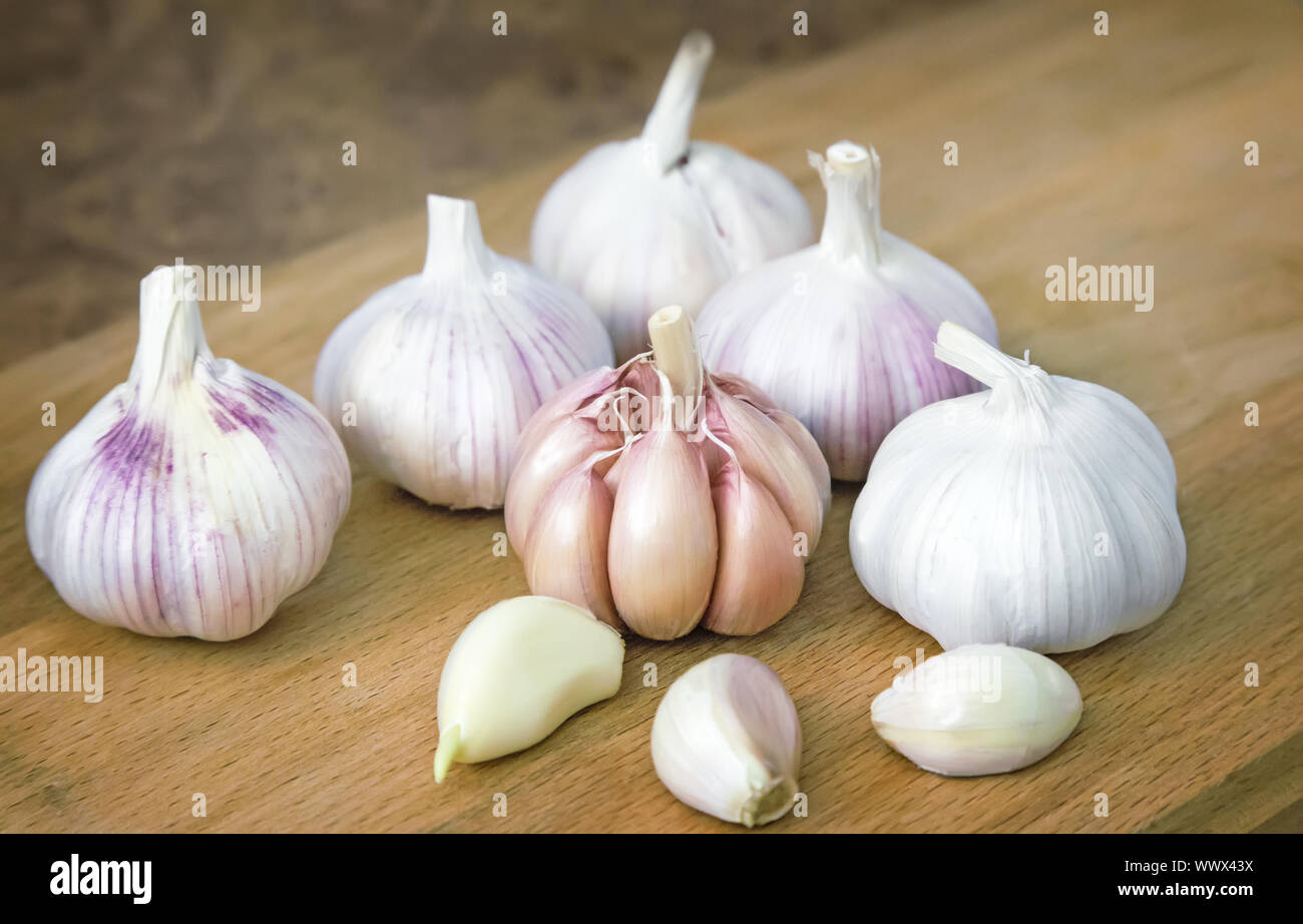 Aglio su un tagliere sul tavolo. Foto Stock