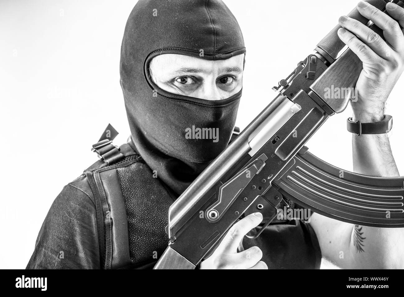 Uomini armati con passamontagna e giubbotto antiproiettile, pistola e fucile  Kalashnikov Foto stock - Alamy