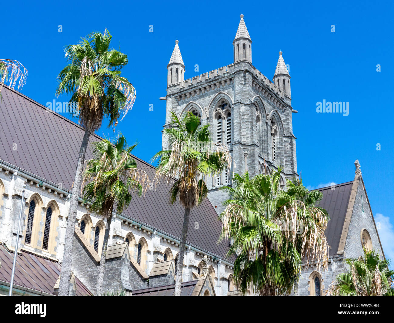 Cattedrale della Santissima Trinità Bermuda con alberi di palma in primo piano Foto Stock