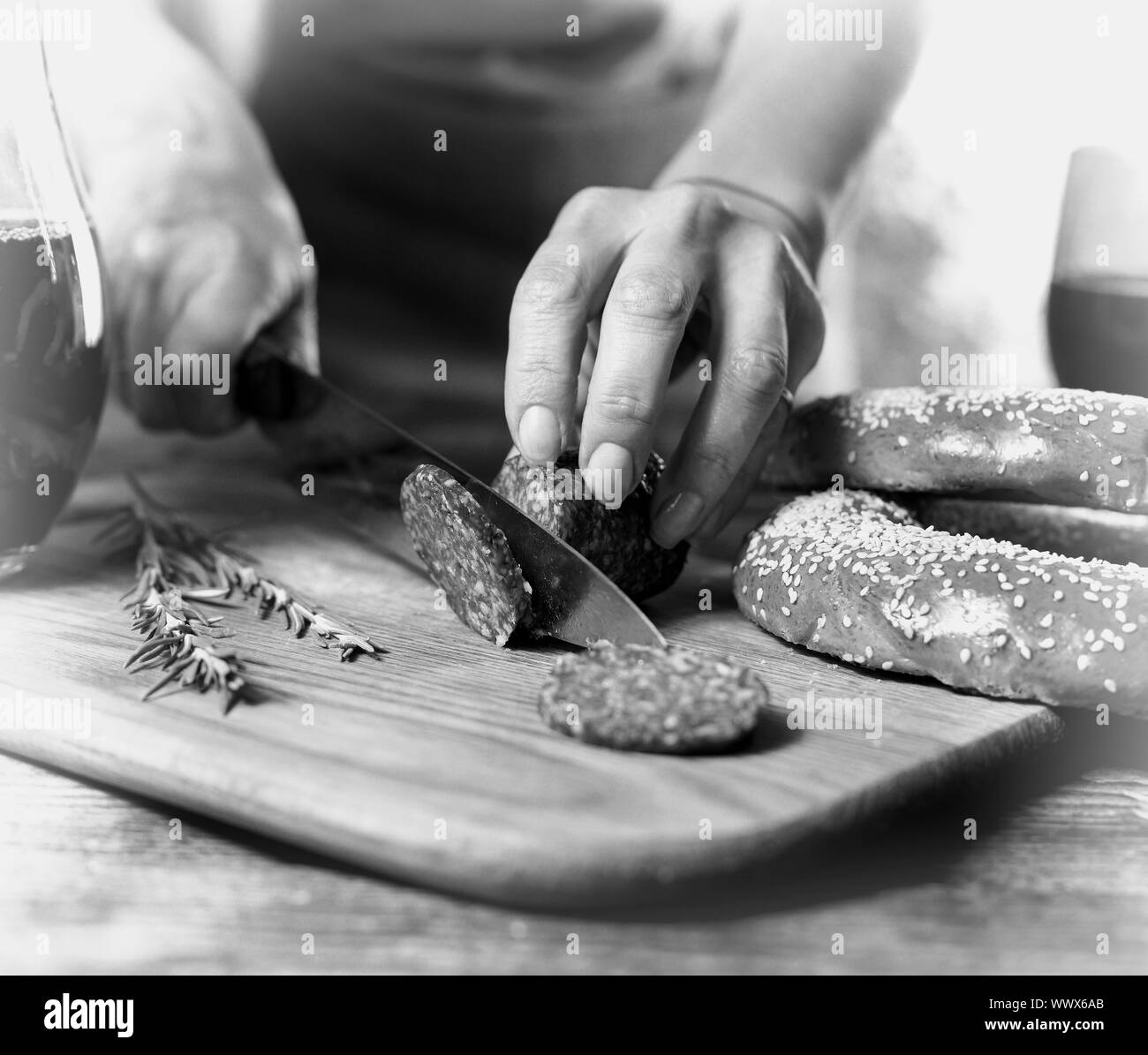 Foto in bianco e nero. Stretta di mano di una persona tagliare salumi Foto Stock