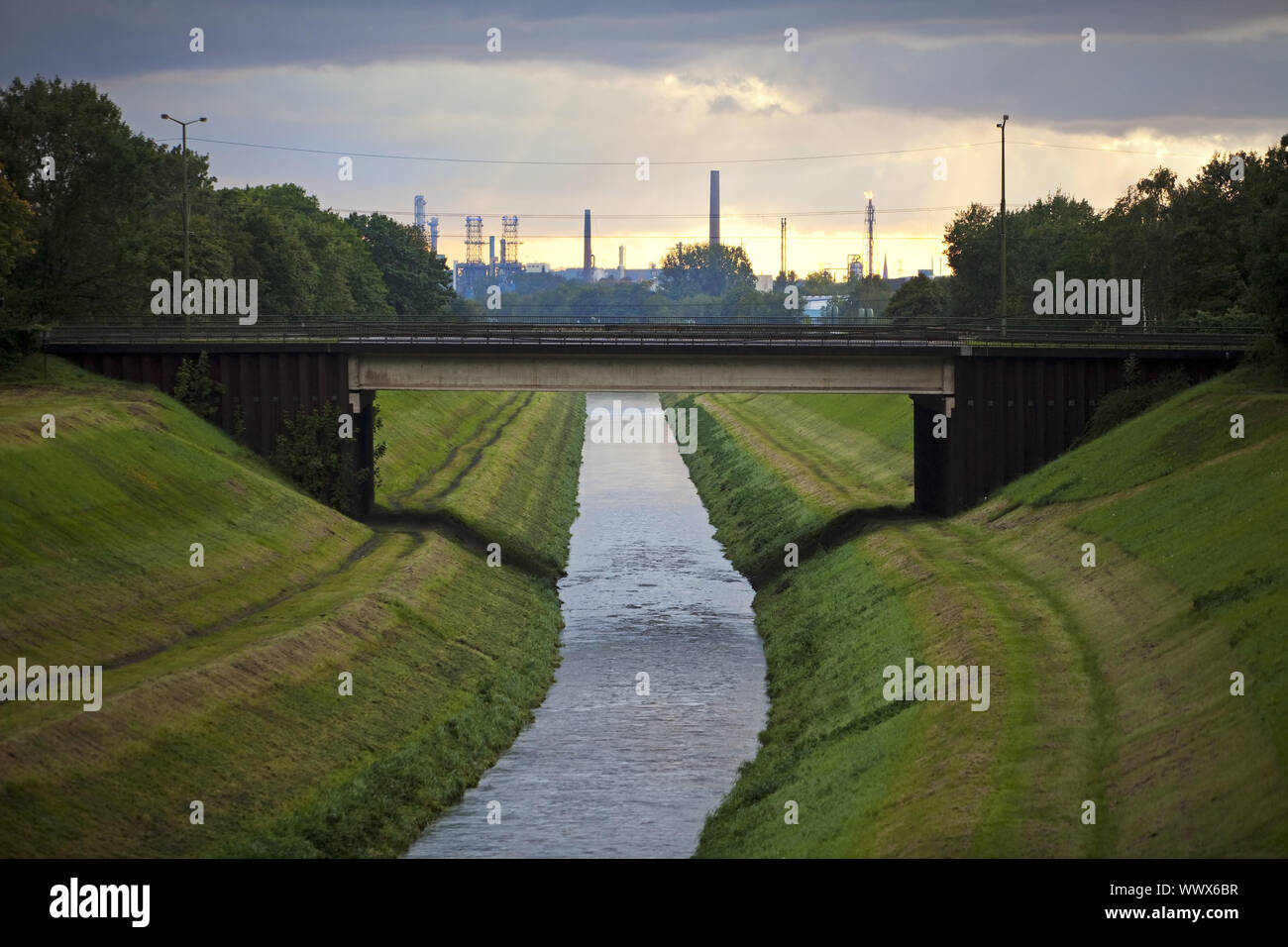 Fiume Emscher con BP raffineria di petrolio in background, Gelsenkirchen, zona della Ruhr, Germania, Europa Foto Stock