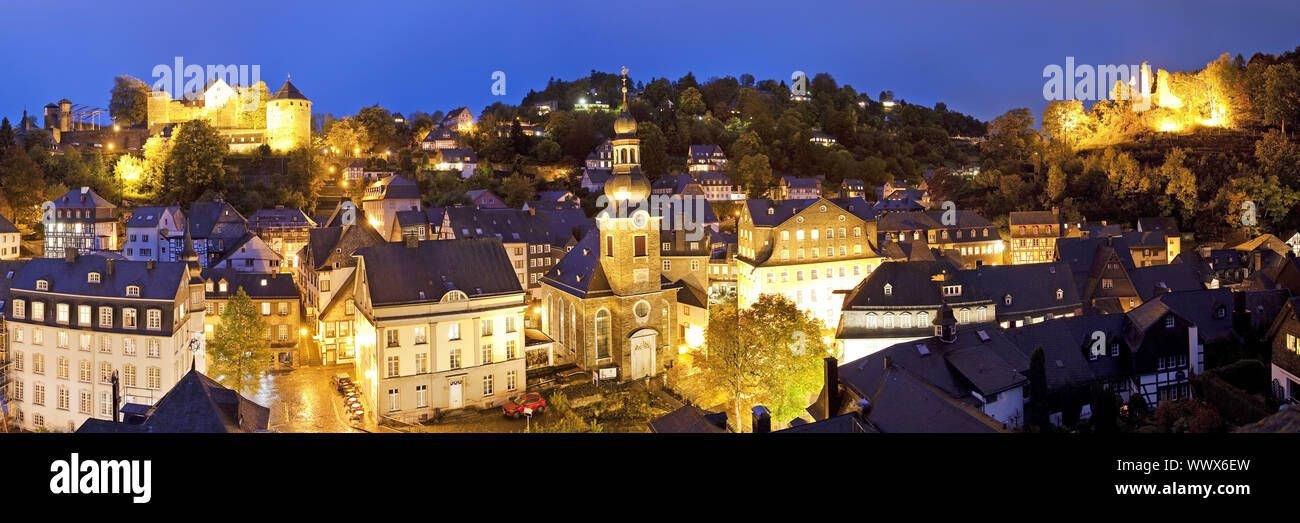 Paesaggio urbano nella luce della sera, Monschau, Eifel, nella Renania settentrionale-Vestfalia, Germania, Europa Foto Stock