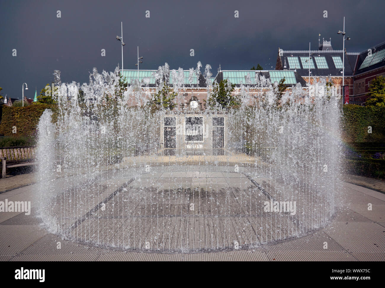 Drammatiche le condizioni di luce sulla fontana al Rijksmuseum Gardens, Amsterdam, Olanda Foto Stock