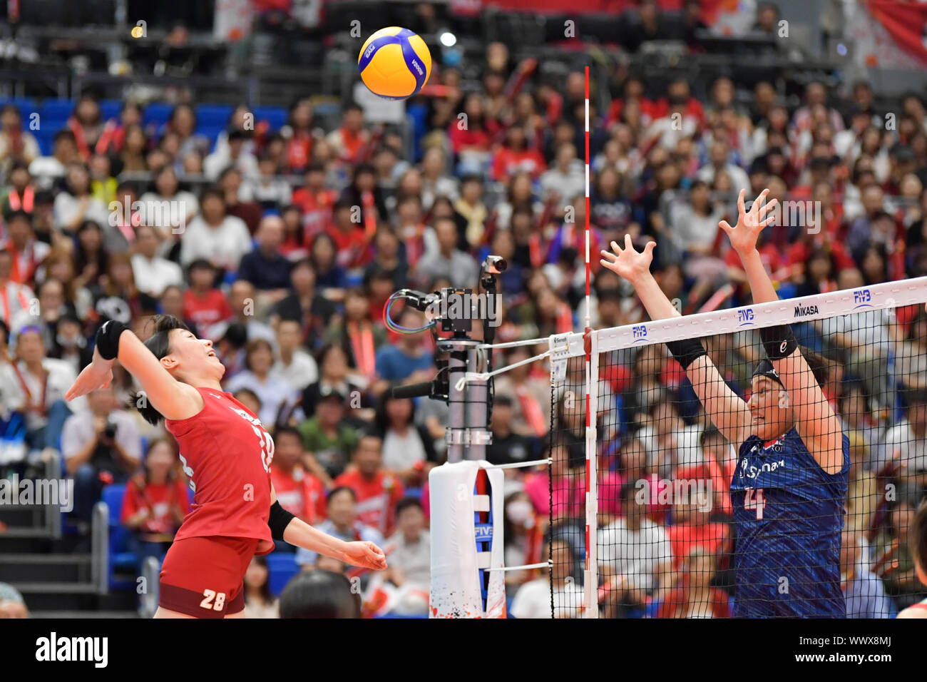 Yokohama, Giappone. Xvi Sep, 2019. Mayu Ishikawa (L) dei picchi in Giappone la sfera durante il Round Robin match tra Giappone e Corea del Sud al 2019 FIVB Coppa del Mondo Donne a Yokohama, Giappone, Sett. 16, 2019. Credito: Zhu Wei/Xinhua/Alamy Live News Foto Stock