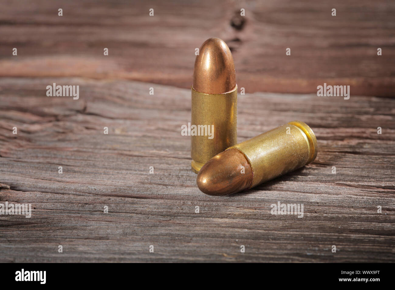 9mm cartucce parabellum su legno Foto Stock