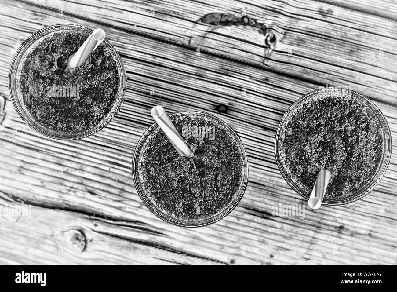 Foto in bianco e nero. spinaci detox. Bicchiere di succo di spinaci Foto Stock