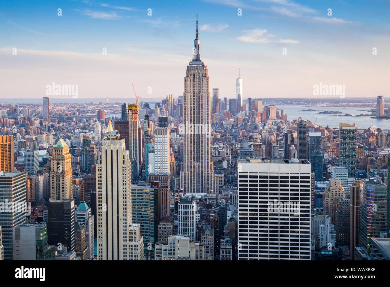 New York, Stati Uniti d'America - 11 Giugno 2019: Empire State building e la skyline di New York visto dalla parte superiore della roccia, Foto Stock