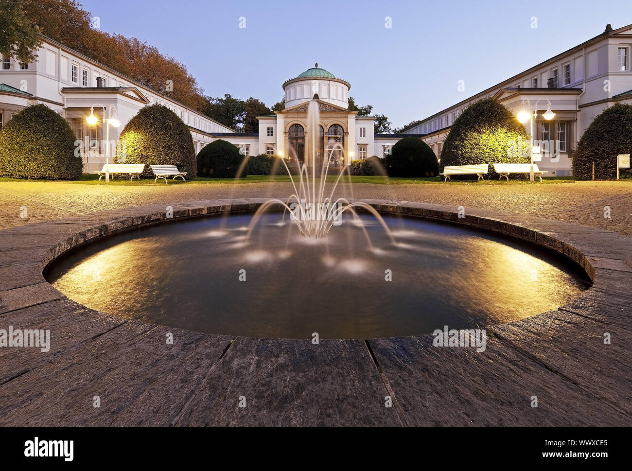 Bath House 1 nel parco termale nella luce della sera, Bad Oeynhausen, East Westfalia, Germania, Europa Foto Stock