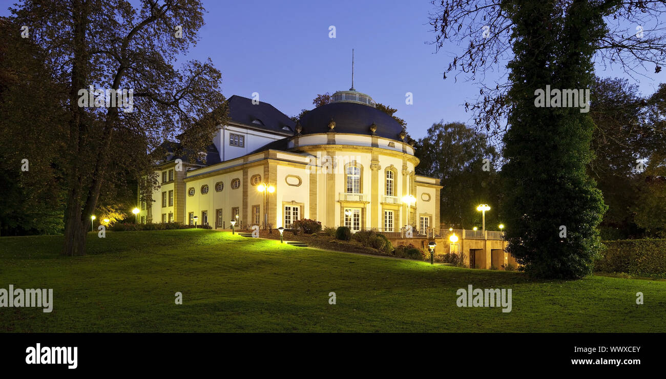 Illumina il teatro nel parco termale a blue ora, Bad Oeynhausen, East Westfalia, Germania, Europa Foto Stock