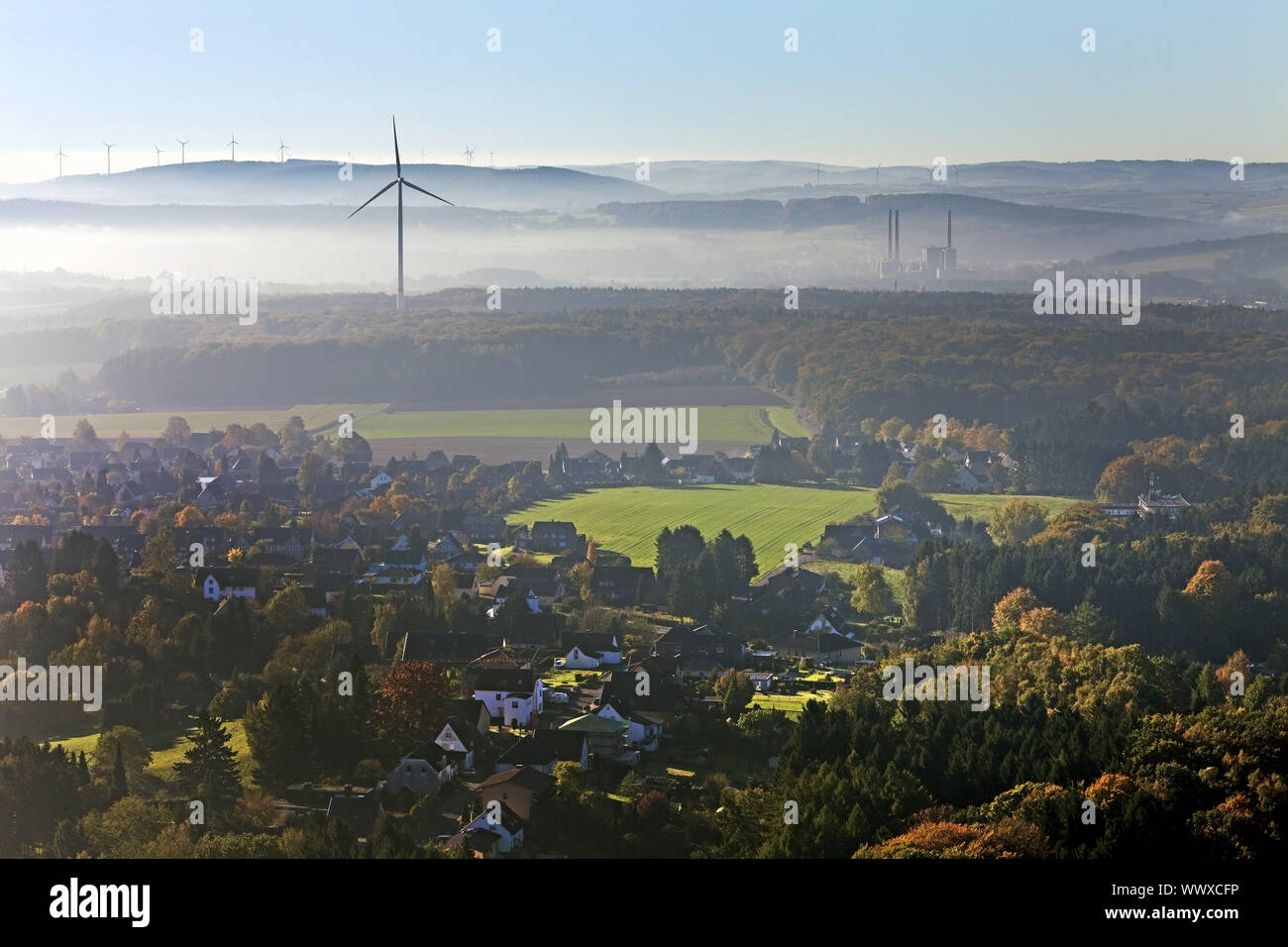 Vista sulle montagne Wesergebirge in autunno, vista aerea, Porta Westfalica, Germania, Europa Foto Stock