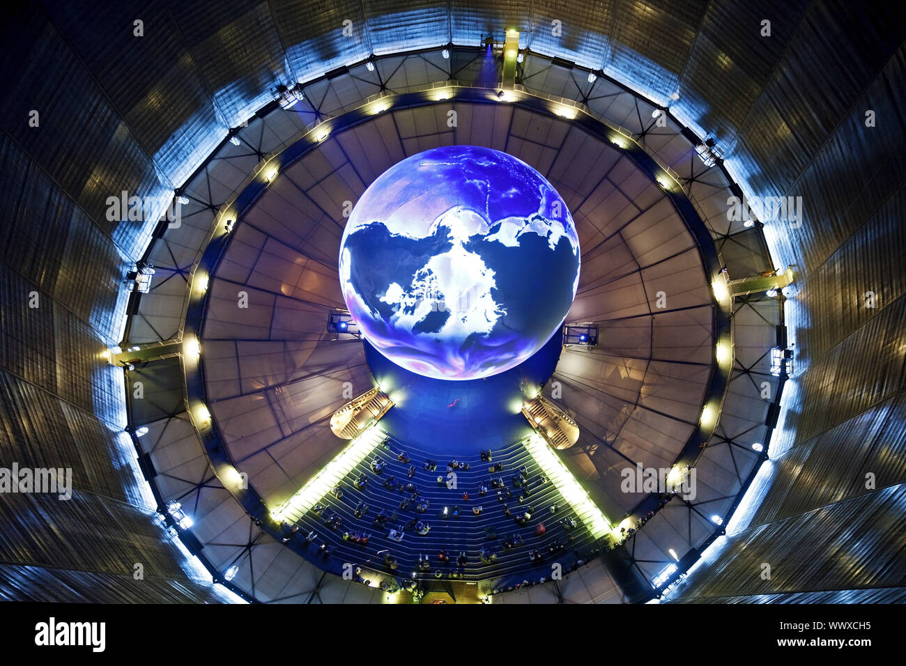 Vista da sopra sul globo nella mostra meraviglie della natura, Gasometro, Oberhausen, Germania Foto Stock