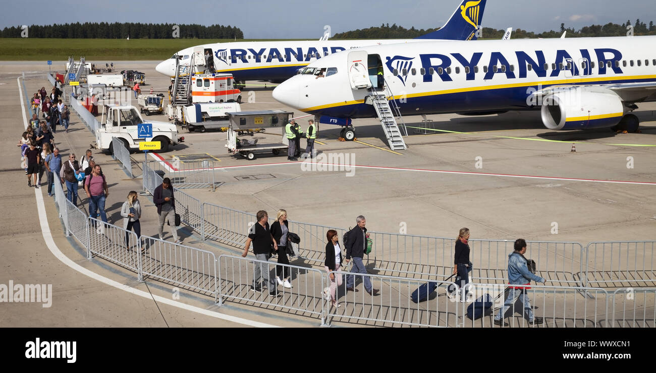 Aeroporto Frankfurt-Hahn, passeggeri entrando in una macchina di Ryan Air, Germania, Europa Foto Stock