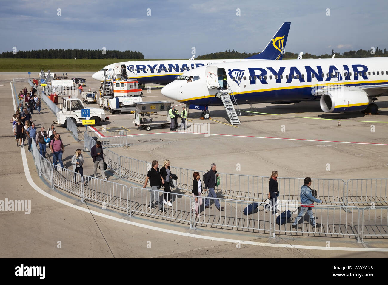 Aeroporto Frankfurt-Hahn, passeggeri entrando in una macchina di Ryan Air, Germania, Europa Foto Stock