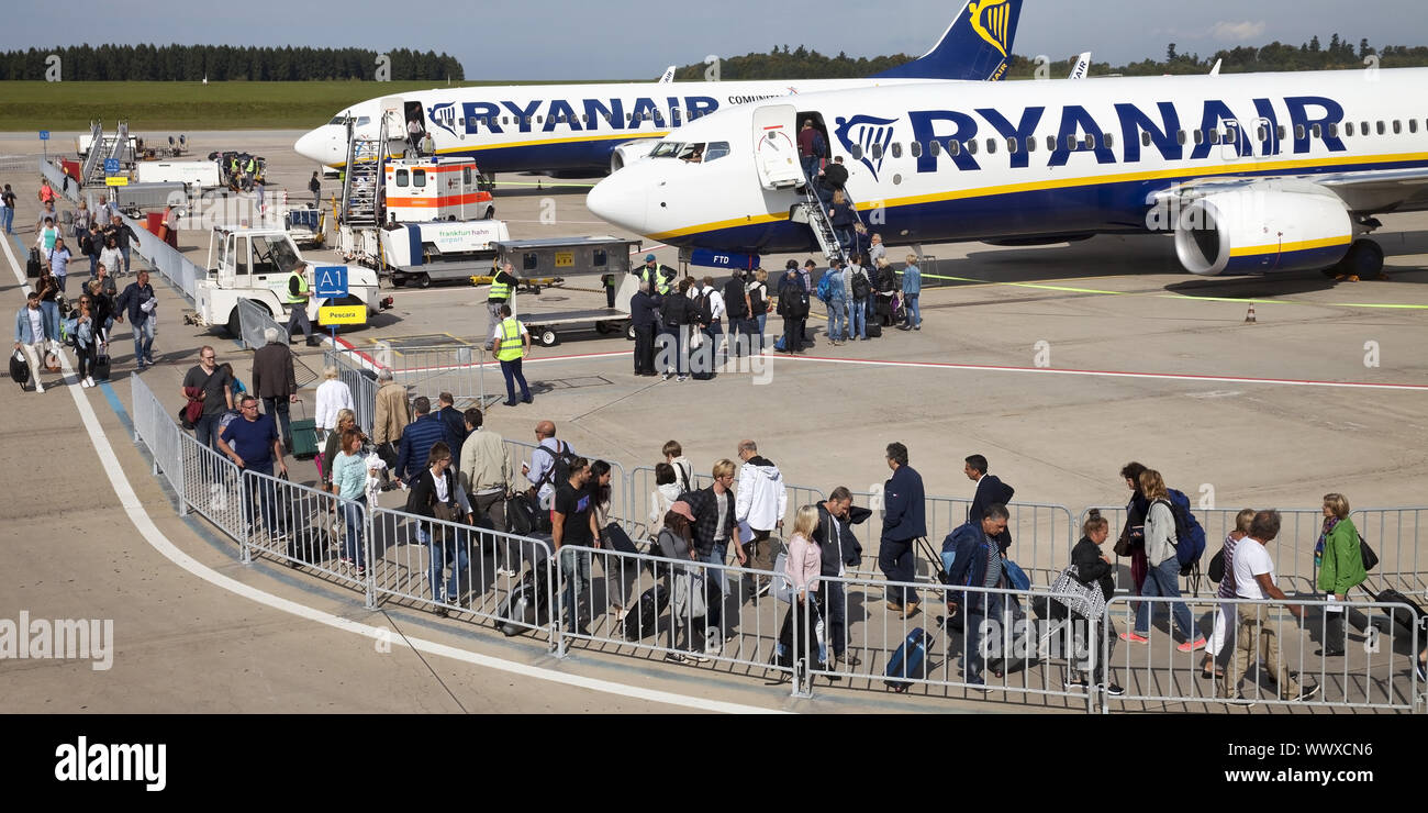 Aeroporto Frankfurt-Hahn, passeggeri entrando in una macchina di Ryan Air, Germanx, Europa Foto Stock