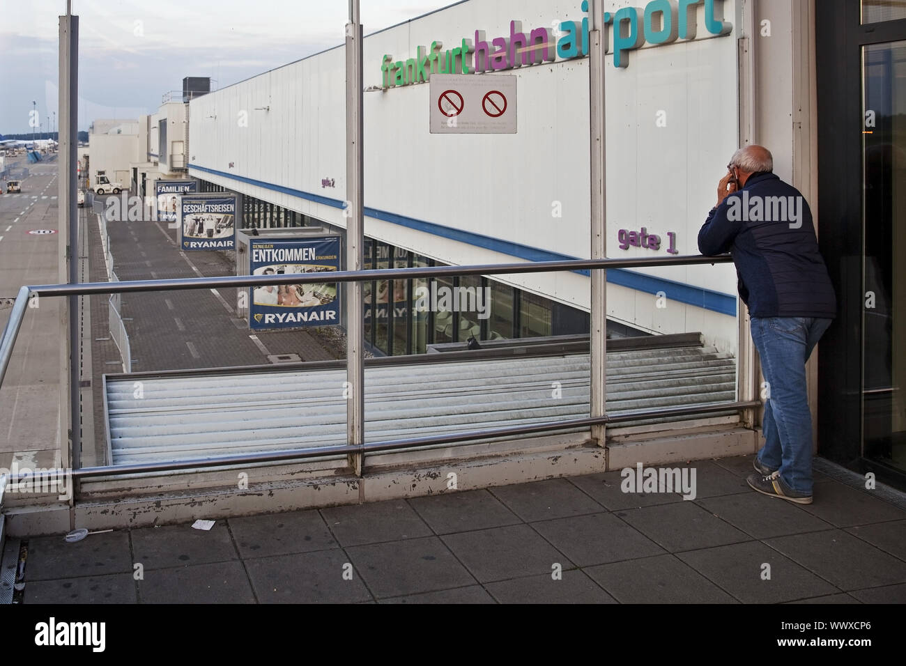 Aeroporto Frankfurt-Hahn con l'uomo in cerca di un aeroplano, Renania-Palatinato, Germania, Europa Foto Stock