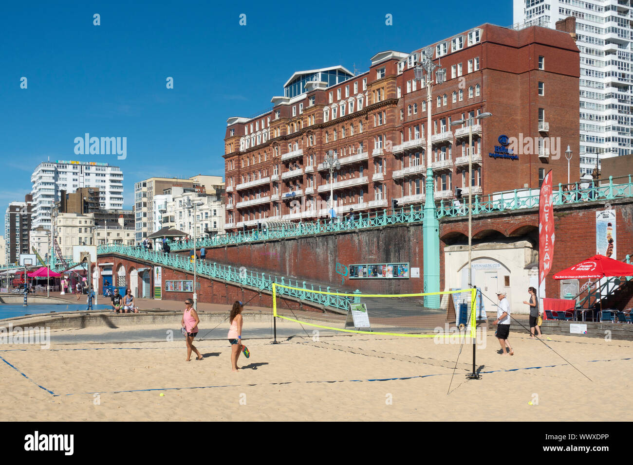 Persone giocare a tennis sulla spiaggia di Brighton. Brighton, East Sussex, England, Regno Unito Foto Stock