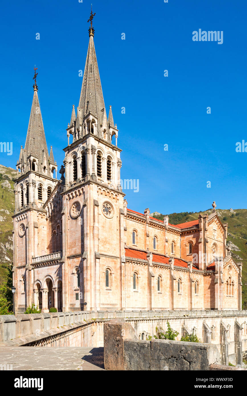 La chiesa e la Grotta di culto, Covadonga è un punto dell'itinerario nord il Camino de Santiago Foto Stock