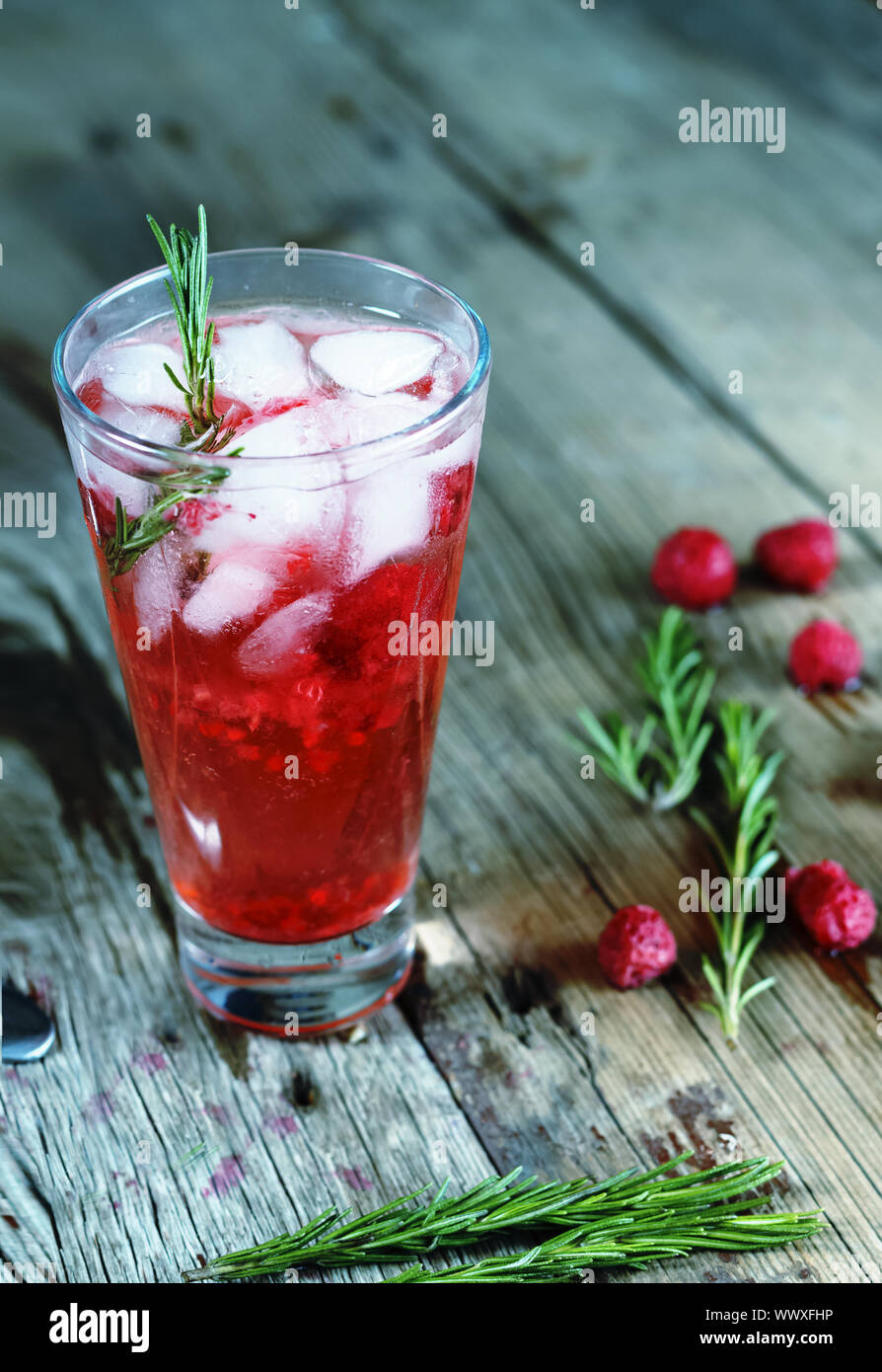 Cocktail di alcool o cocktail alla frutta bere decorate rosmarino Foto Stock