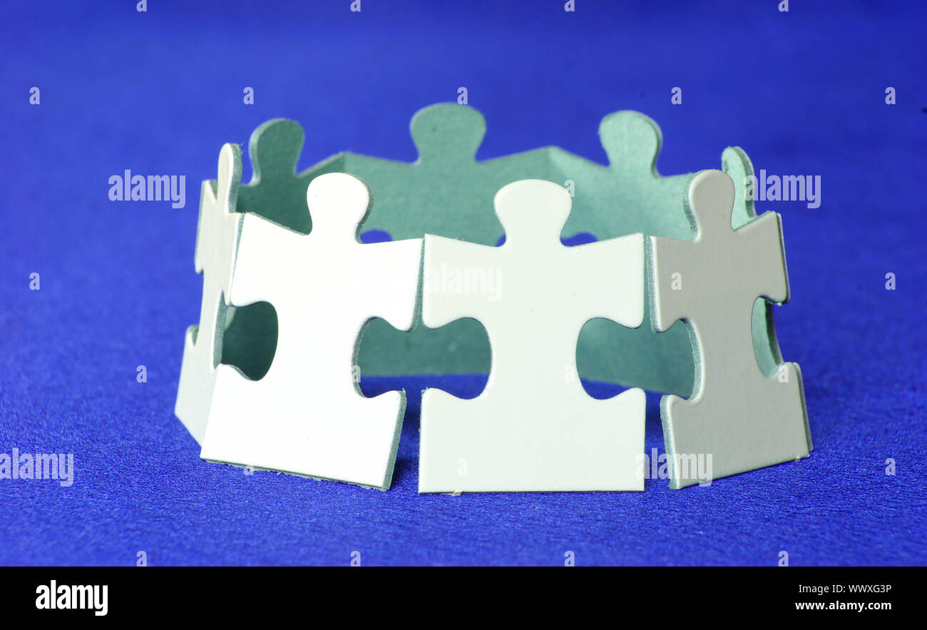 Simbolo di riciclo costituito da puzzle Foto stock - Alamy