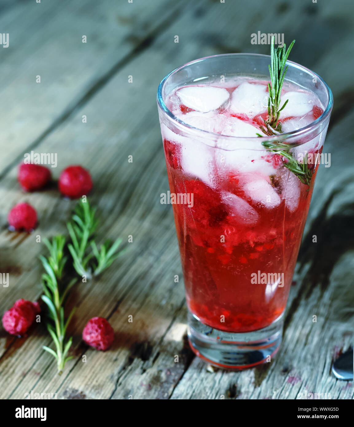 Cocktail di alcool o cocktail alla frutta bere decorate rosmarino Foto Stock