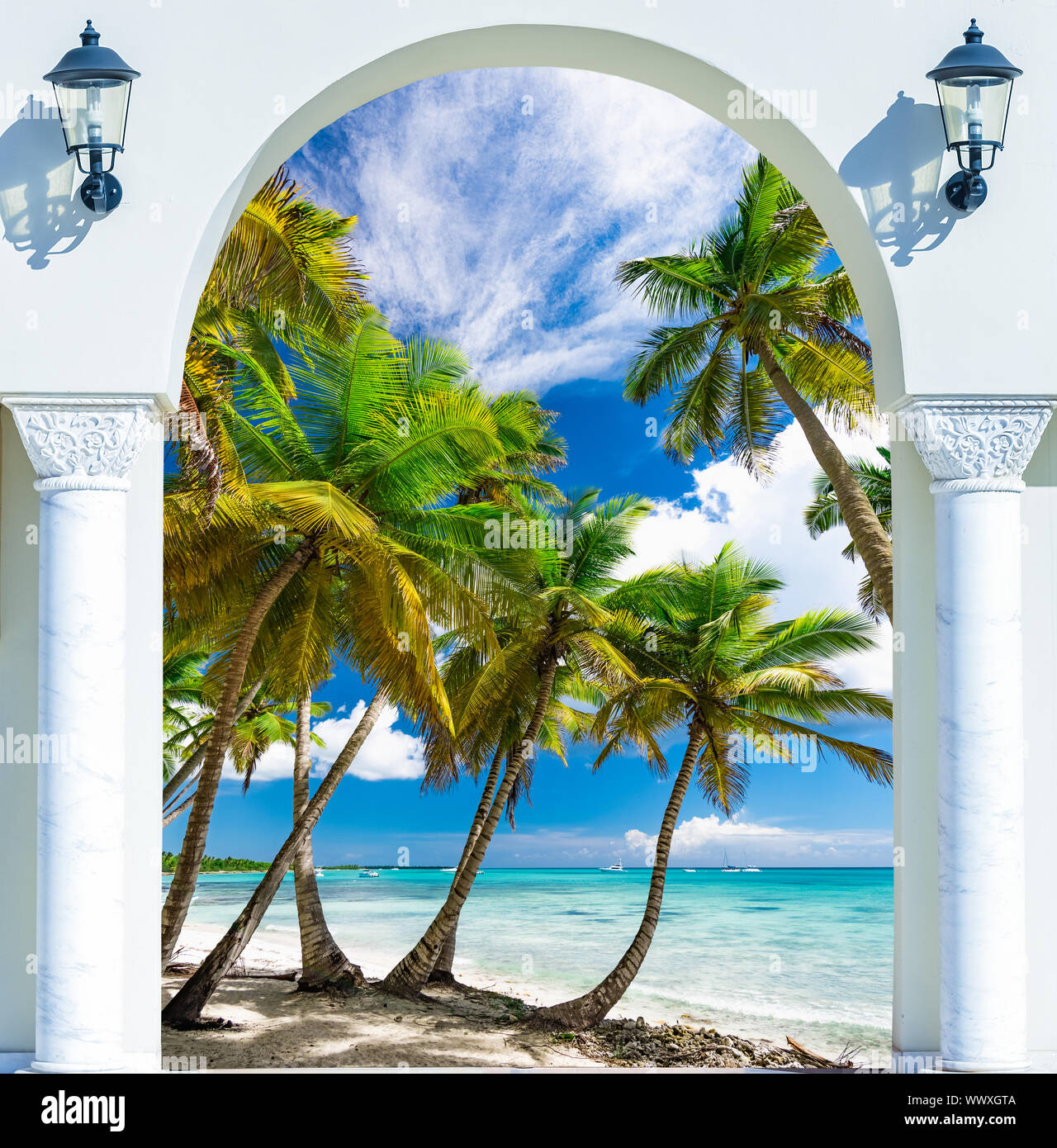 In legno porta aperta arch uscire alla spiaggia dei Caraibi Repubblica dominicana Foto Stock