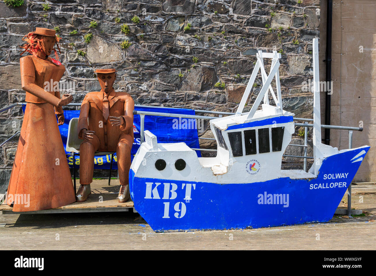 KIRKCUDBRIGHT in Scozia - Agosto 13, 2019: una coppia di sculture di metallo e un modello di barca da pesca a Kirkcudbright zona porto Foto Stock